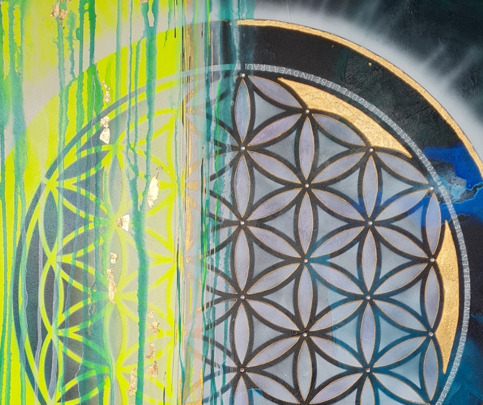 Detailaufnahme eines kreisförmigen, geometrischen Musters mit blattförmigen Elementen, geteilt durch vertikale Farbverläufe in Gelb und Blau mit goldenen Akzenten.